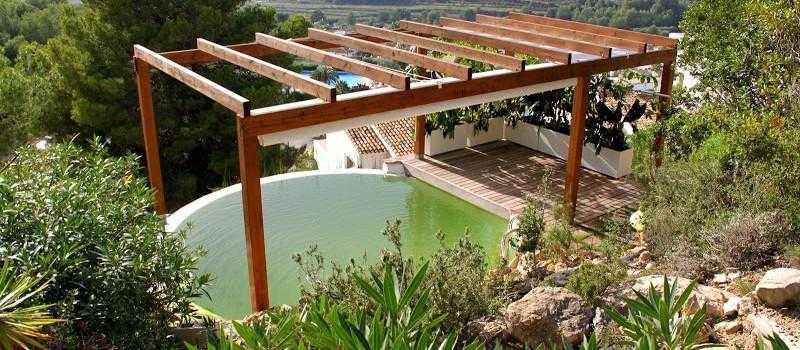 Primera piscina natural depurada por un jardín vertical.